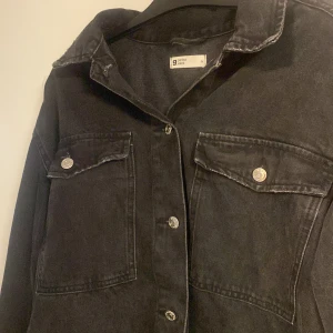 Jeans jacka - En jätte fin jeans jacka använt några gånger från gina. 