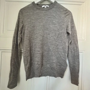 Grå tröja meronoull - Jätteskön mjuk tunn tröja i 100% merinoull från uniqlo!