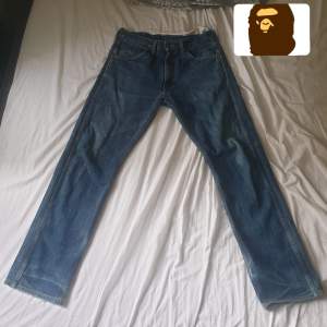 Säljer nu mina bape jeans då dem är för små på mig. Storleken är 32/31, dem passar nog 31/30. Köpte dem på Grailed och har äktighetsbevis via Grailed(se bild 3) för frågor eller annat bara skriv! Pris ej hugget i sten😃  OBS finns slitage på brallorna!