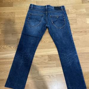 Riktigt feta Vintage Armani Jeans. Mycket bra skick 8/10 Storlek 34. Lite uppsydda, Längd 97,5 cm. Från grenen 76 cm. Midja 92 cm Höjd från grenen 24 cm.