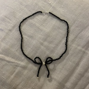 Pärlat halsband - Rosett med vita saltvattenpärkor, kan göra efter önskad färg och storlek 🌸💫