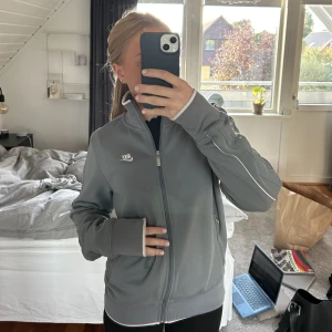 Nike- tröja  - Jag säljer denna sjukt snygga Nike-tröjan i stl S. Tidigare köpt på plick och jag säljer den då för att den inte används så ofta😀På bild 2 syns ett litet hål och på bild 3 en fläck. Detta fanns redan innan jag köpte tröjan. Inget man lägger märke till🥰
