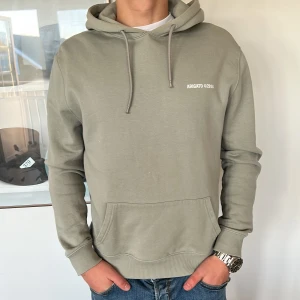 Axel Arigato Tröja  - Tröja från Axel Arigato - storlek: S - tröjan är i väldigt bra skick - pris: 799 sek - Nypris: 1600 sek