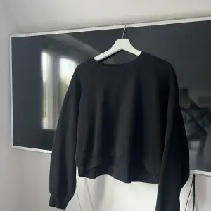 Vanlig sweatshirt från zara i storlek L. Jag skulle nog säga att den är mer i storlek S/M för den är liten i storlek. Frakten ligger på 39kr💗