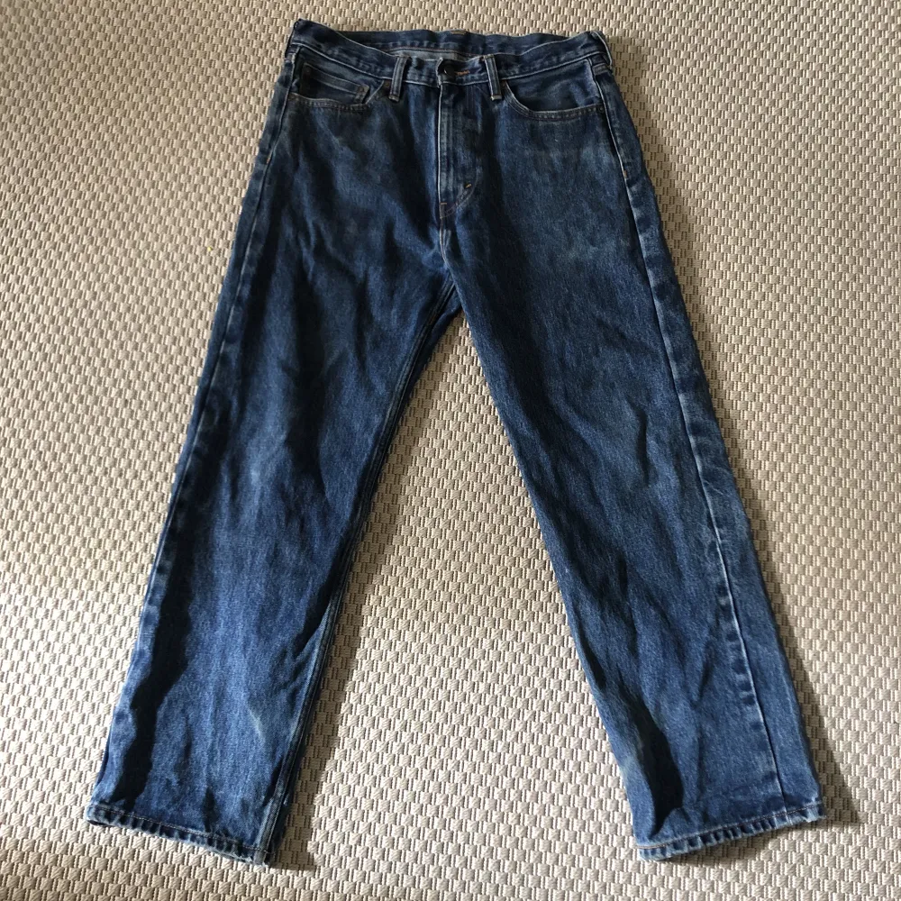 Vintage Levis jeans med eget tryck på fickorna. Storlek 32/32. Bra skick med lite slitage nere vid benöppningen . Jeans & Byxor.