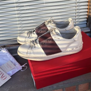 Valentino skor  - Hej säljer nu mina Valentino skor som är i storlek 46 men passar 45 lika bra säljer dem  då jag är sugen på ett par andra skor, skorna är i cond 7,5/10 allt og ingår i skorna vid snabb affär kan priset diskuteras!