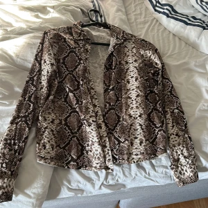 Orm skjorta  - Aldrig använd, därför jag säljer 