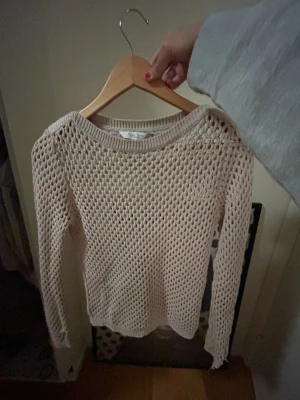 Cutout tröja - Den här super söta ljusrosa/beigea tröjan med lite hål/cutout är så gullig och perfekt till hösten den har dock utklippta ”tumhål” på ärmarna🩶