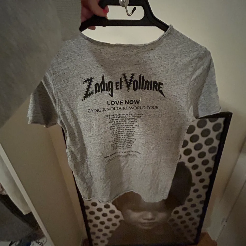 Zadig Voltaire t shitt som är så fin och unik nypris: 1200kr mitt pris 500 knappt använt!🤍. T-shirts.