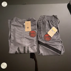 Psg Tracksuit - En helt ny fet Psg Tracksuit, Bra nu för hösten. Skriv för fler frågor eller bilder, kan mötas i Stockholm Pris kan sänkas vid snabbaffär, tillgänglig för byten
