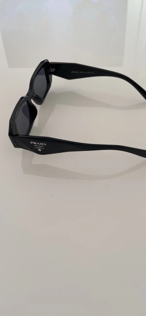 Prada solglasögon  - Min syster beställde fel glasögon och hon lyssnade inte när jag sa att lämna tillbaka glasögonen och jag kan jag inte lämna tillbaka dem så säljer för att få lite pengar.  Pris kan diskuteras