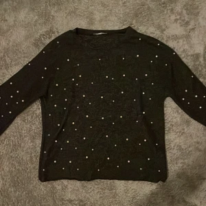 Zara tröja - Säljer denna tröjan då den inte kommer till användning. Har aldrig använt den, bara testat den. Den är i nyskick och har ingen slitage eller defekter.