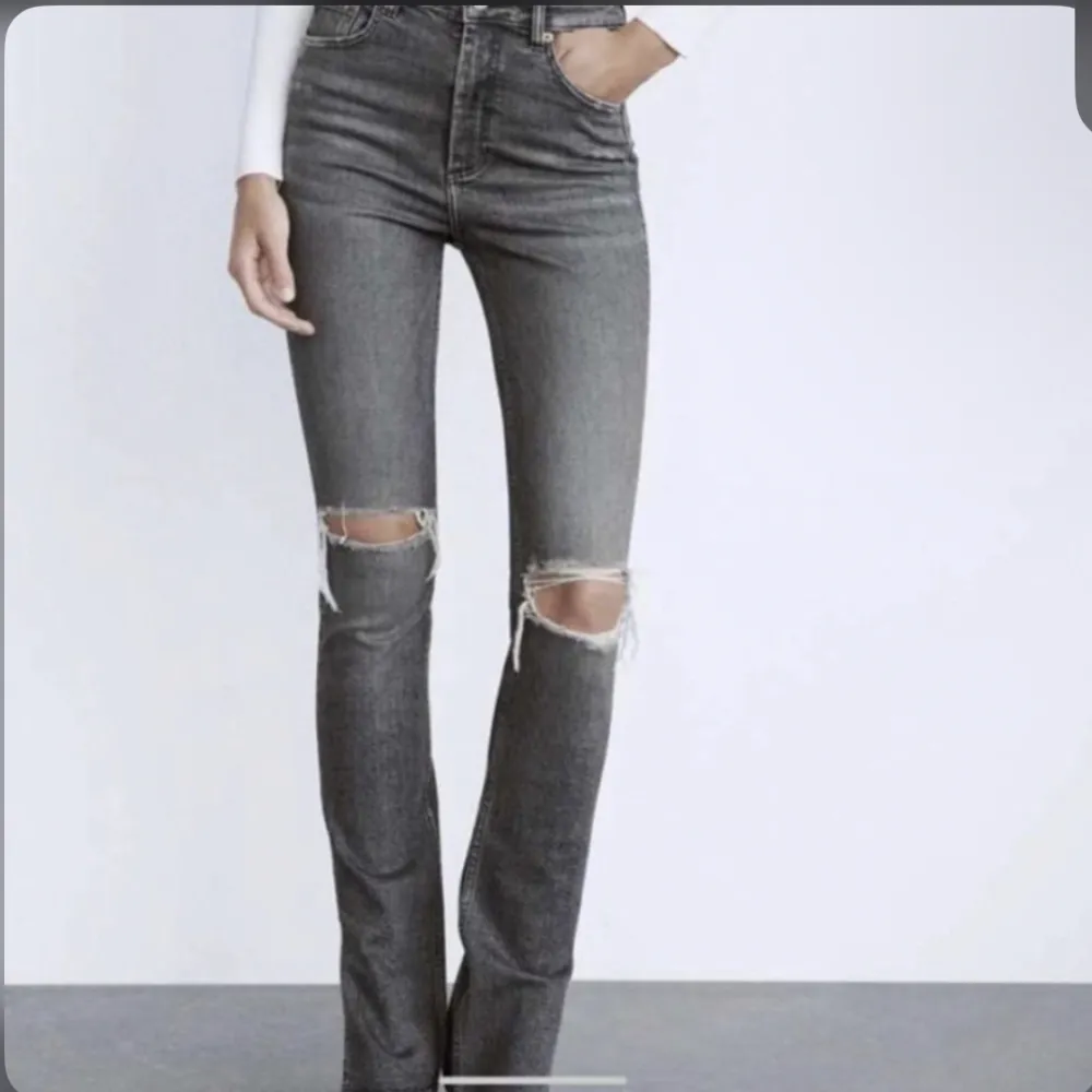 Fina mörkgråa jeans med slits och hål i knäna. Använda ett par gånger  men bra skick. Köpta för 360kr.. Jeans & Byxor.