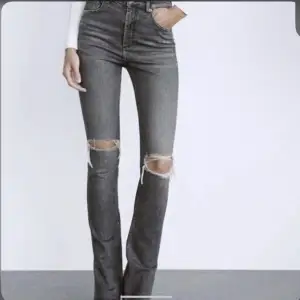 Fina mörkgråa jeans med slits och hål i knäna. Använda ett par gånger  men bra skick. Köpta för 360kr.