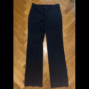 Lågmidjade kostymbyxor Zara - Gör ont i hjärtat att sälja dessa supersnygga lågmidjade kostymbyxorna från Zara i strl 38 men tyvärr passar de mig inte:( sitter supersnyggt på kroppen. De är mörkgråa med ljusgråa linjer, linjer är inte skarpa i verklighet. De är i fint skick!