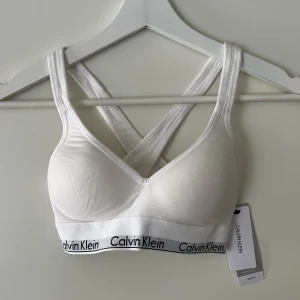Calvin Klein bralette  - Oanvänd vit Calvin Klein bralette 