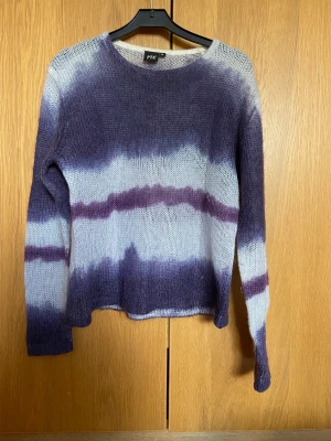 Tunn stickad tröja - Aldrig använd, lite genomskinlig stickad och jätte skön.