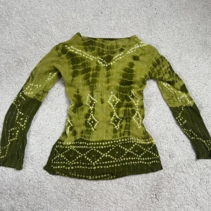 Grön Topp - En grön tröja med glitter-sömmar i! Storlek står tyvärr inte men skulle uppskatta att den passar en storlek XS/S (lite tight på mig som vanligtvis har S/M)💚