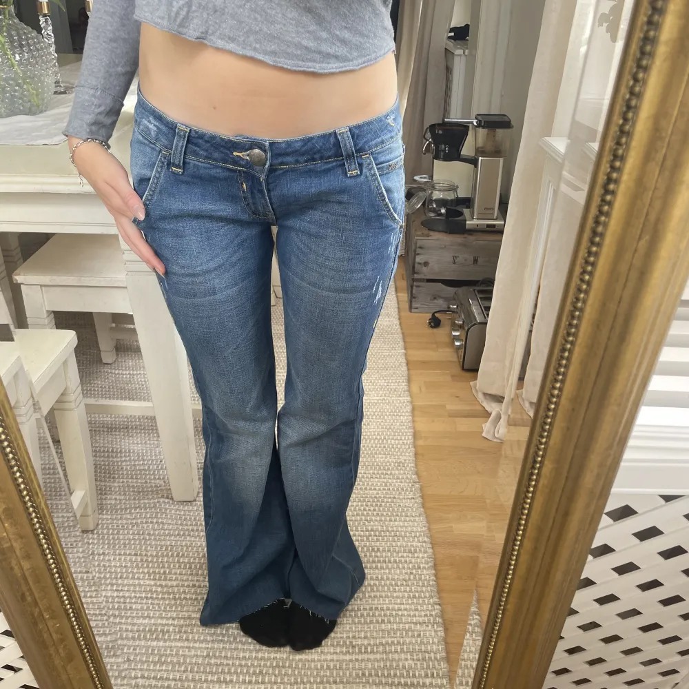 så snygga lågmidjade blåa jeans, i fint skick🫶🏼 Avklipta längst ner: innebenslängden är 80cm och midjemåttet är ish 43cm . Jeans & Byxor.