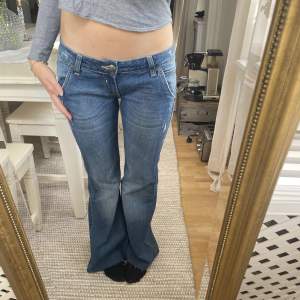 så snygga lågmidjade blåa jeans, i fint skick🫶🏼 Avklipta längst ner: innebenslängden är 80cm och midjemåttet är ish 43cm 
