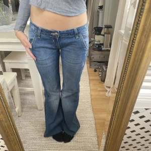 Bootcut jeans  - så snygga lågmidjade blåa jeans, i fint skick🫶🏼 Avklipta längst ner: innebenslängden är 80cm och midjemåttet är ish 43cm 