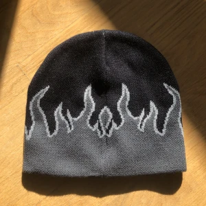 Mössa - Grå svart mössa med eld