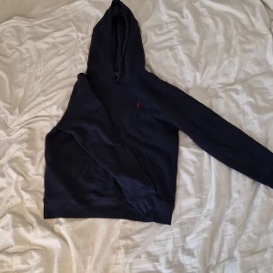 Polo hoodie - Tja säljer nu min polo hoodie för jag inte använder den 10/10 skick inga hål eller fläckar. Hör av er vid frågår eller bilder. Pris kan diskuteras
