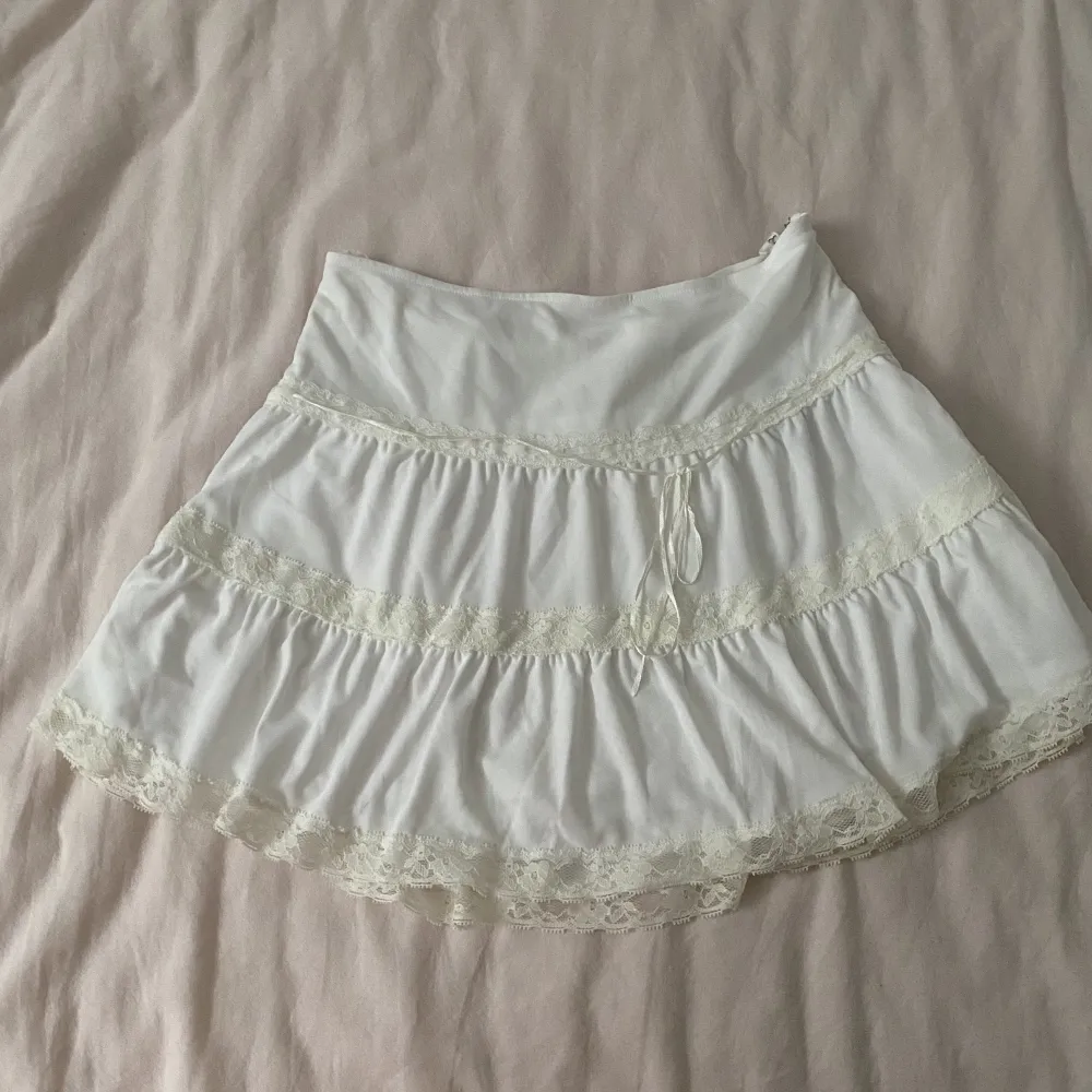 Fin vintage mini kjol, sitter lågmidjat, midjan är ca 38 cm och längden  39. Kjolar.