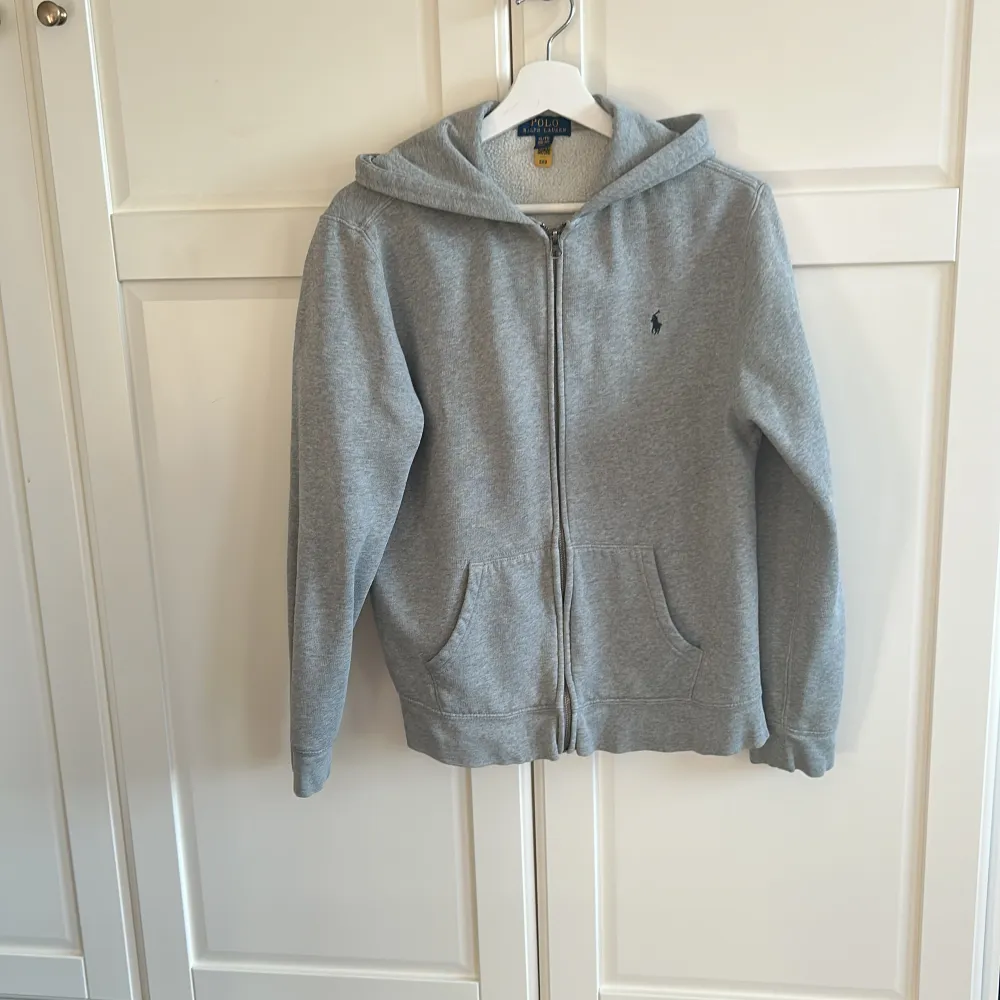 Använd Ralph Lauren zip. Barnstorlek. Nypris 995kr. Skick 7/10. . Hoodies.