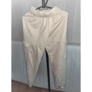 Petite mjukisbyxor med fickor - Produkt: Cargo mjukisbyxor  Material: Jersey  100% polyester.  För dom tjejerna som är Petite och har problem med att hitta mjukisbyxor så är dessa för dig. Dom är jättesköna och passar perfekt.