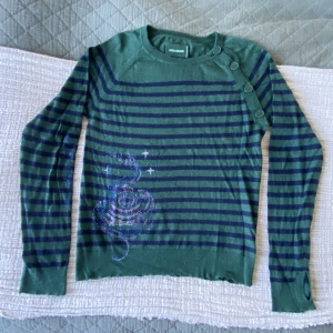 Tröja - Flitigt använd men i mycket bra skick och utan defekter. Orginalpris 2500 kr!