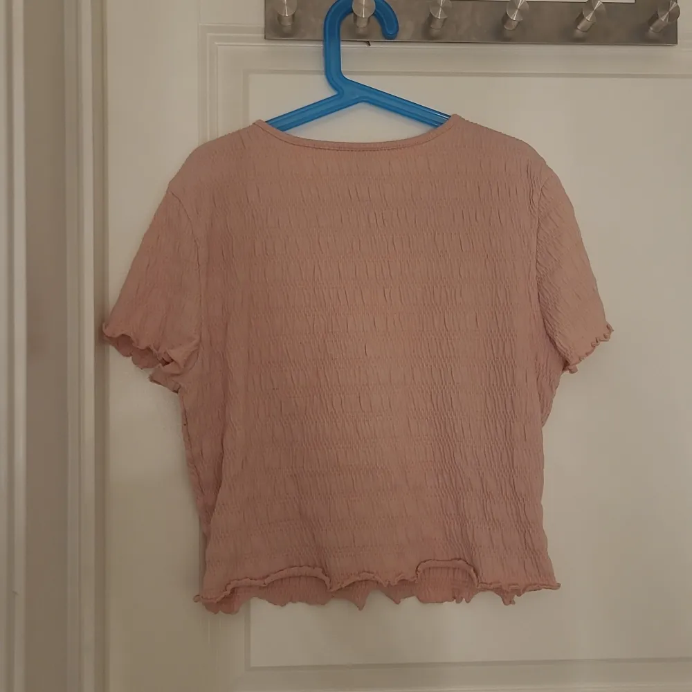 En rosa t-shirt, aldrig använt och köpt på h&m. T-shirts.
