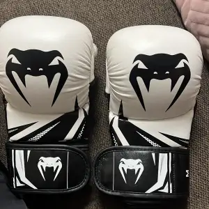 Ganska använda MMA sparrings handskar, lite slitna över där man har fingrarna