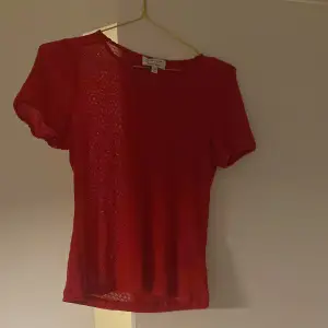 Fin röd genomskinlig tröja, bra skick.