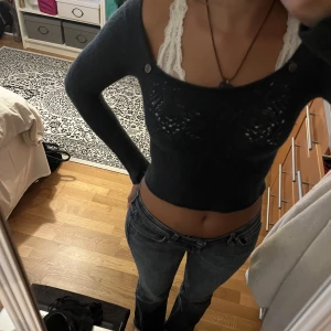 Virkad topp - Jättesöt mörkblå virkad topp från odd Molly med ett super fint mönster, knytning där bak. Älskar men använder helt enkelt inte längre. Skulle säg att de e storlek xs/s