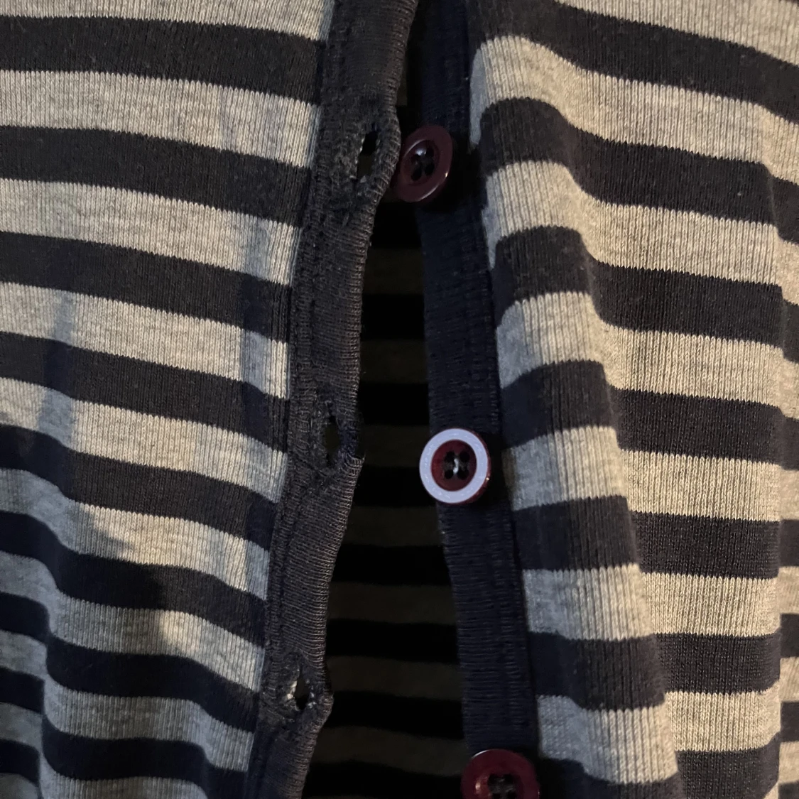 Grå kofta med mörk blåa linjer - 90