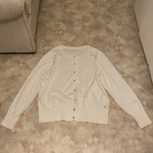 Kofta  - Jättegullig kofta från Holly & Whyte by Lindex som jag köpt på secondhand. Säljer för att den är alldeles för stor för mig. Nypris 349 kr! 