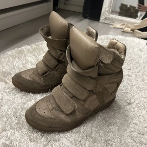 Isabel marant  - Säljer mina isabel marant skor i storlek 39, då de tyvärr inte kommer till andvänding. Priset går o diskutera❤️
