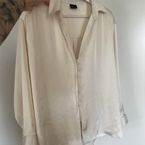 Skjorta från Gina tricot  - Skjorta från Gina tricot i super fint skick!