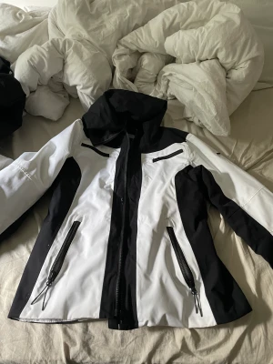 Skidjacka  - Säljer denna jacka som använts i Lindvallen 2 veckor då den nu är lite för stor. Den är i storlek 40 men passar även 38 skulle jag säga.  Går att köpa tillsammans med byxorna som finns på min sida då det är ett sett, diskuterbart pris💕