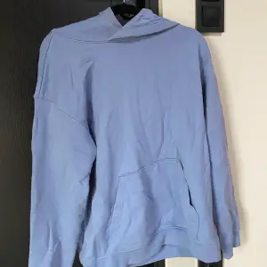 Blå hoodie från HM i storlek S, nyskick 50kr