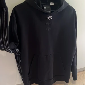 Alexander Wand adidas hoodie  - Ett extremt sällsynt och snyggt plagg. Adidas loggorna på bröstet är uppochner samt att hoodiens tre steck är sydda åt andra hållet! Köpte den för 2700kr nu säljer jag den för 1200kr