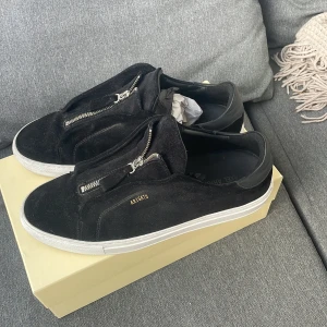 Arigato clean 90 zip - Tja! Jag säljer nu mina väldigt fräscha arigatos clean 90 zip eftersom att de inte kommer till användning! Jag köpte dessa i somras och har användt dom försiktigt. Skick: 8,5/10. Man får även få me boxen till skorna