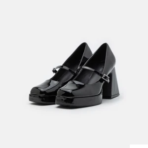 Klassiska pumps - Svart - Even and Odd klassiska pumps. Köpta för ett tag sen online från Zalando men de är lite stora för mig så säljer dem. Bara använda en gång. 