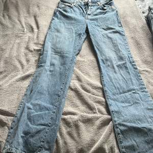 Säljer dessa ”Kaia” jeans från mango, på grund av att de inte ha kommit till användning!  De är ganska långa! Jag gör en ”clean out” på min garderob så har andra jeans på min sida också!