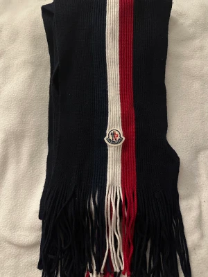 Moncler Halsduk - Säljer nu min Moncler Halsduk pga att den aldrig kommer till användning. Nypris 2800. Mitt pris 1999kr. Har kvar kvitto! Kontakta mig vid frågor eller fler bilder.