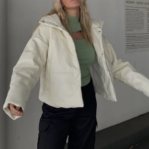 Offwhite jacka  - Vadderad jacka i läderimitation från NA-KD! Säljer då den ej kmr till användning längre💘 nypris 879kr