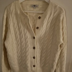 Kabelmönstrad ullkofta - Varm mysig kofta. Tyvärr har den blivit för stor på mig. Sparsamt använd 