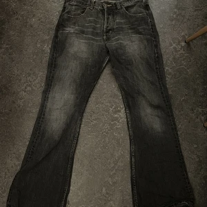 y2k bootcut jeans - supersnygga jeans från lee, midwaist & bootcut! sitter sjukt nice 👍💋skriv om du har nån fundering, kan alltid sänka priset!