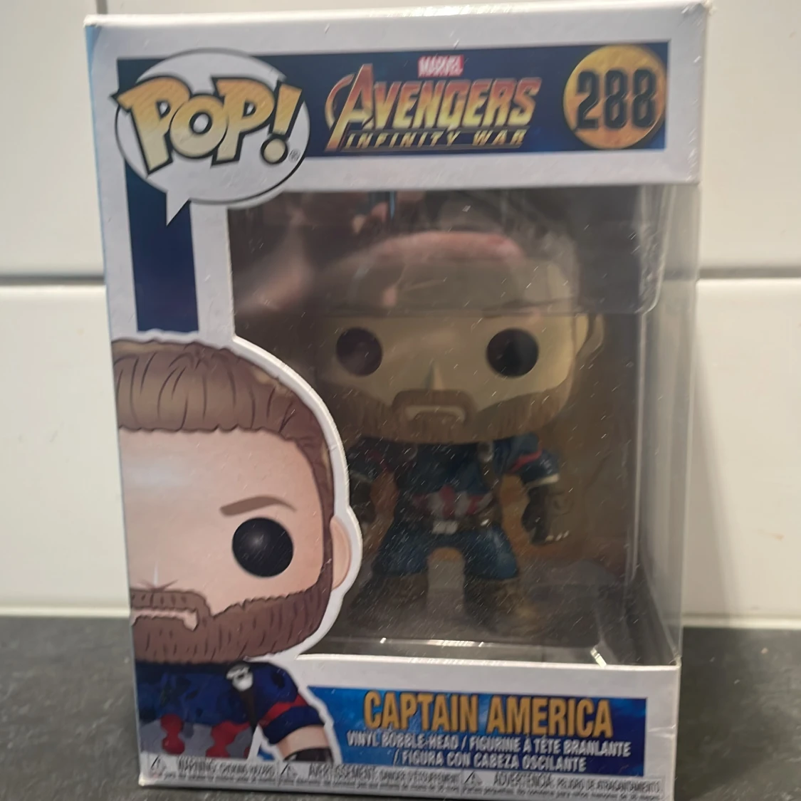 Captain America pop figur (  lådan är lite sönder)